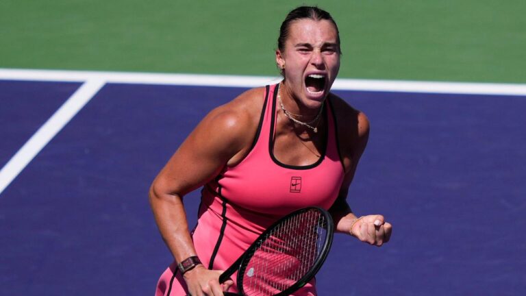 Aryna Sabalenka jubelt mit der Trophäe nach ihrem Sieg im Finale von Indian Wells gegen Jelena Rybakina