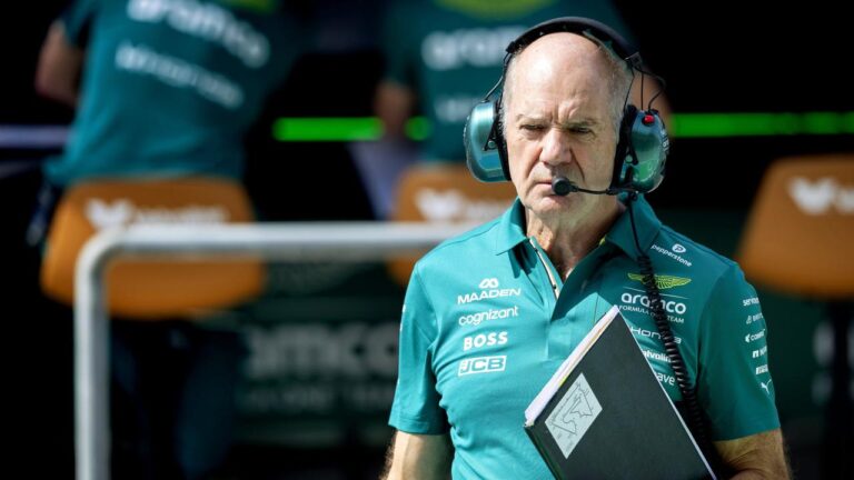 Fernando Alonso im Aston Martin AMR26 Rennwagen auf der Rennstrecke in Melbourne