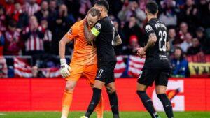 Ein sichtlich enttäuschter Antonin Kinsky verlässt das Spielfeld, während Atletico Madrid im Hintergrund jubelt.