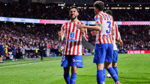 Nicolas Gonzalez jubelt nach seinem Treffer für Atletico Madrid, Antoine Griezmann gratuliert im Hintergrund