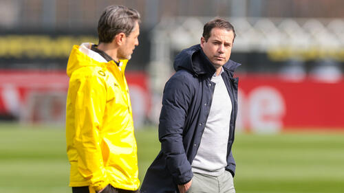 BVB-Sportgeschäftsführer Lars Ricken schaut konzentriert auf das Spielfeld während eines Bundesligaspiels.