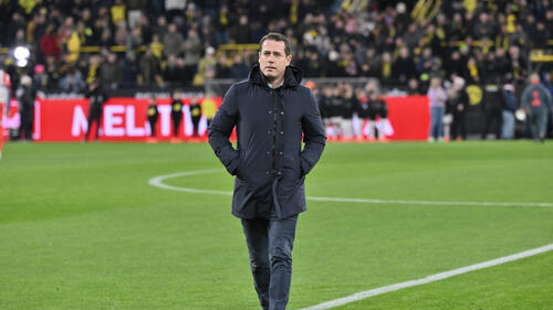 BVB-Geschäftsführer Lars Ricken gestikulierend am Spielfeldrand in Dortmund