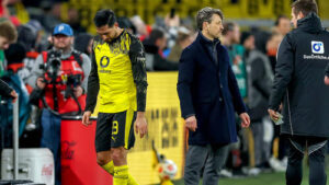 Emre Can im Trikot von Borussia Dortmund blickt fokussiert auf dem Spielfeld