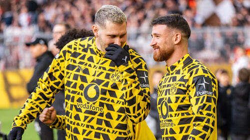 BVB-Sportgeschäftsführer Lars Ricken bei einem Interview am Spielfeldrand