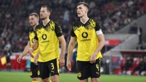 Waldemar Anton im Trikot von Borussia Dortmund gestikuliert konzentriert auf dem Spielfeld.