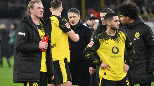 Niko Kovac steht nachdenklich an der Seitenlinie während eines Spiels von Borussia Dortmund