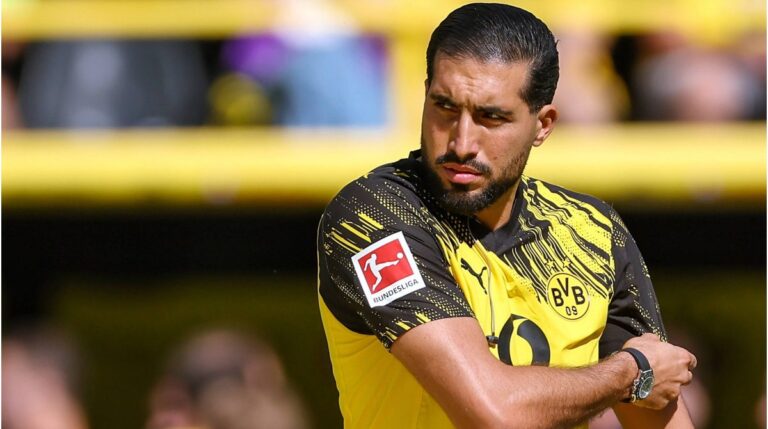 Emre Can im Trikot von Borussia Dortmund mit der Kapitänsbinde am Arm auf dem Spielfeld