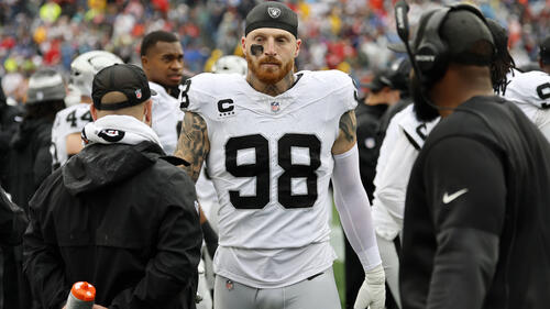 Maxx Crosby im Trikot der Las Vegas Raiders schaut nachdenklich auf dem Spielfeld der NFL.