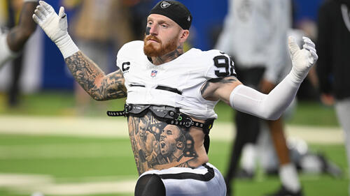 Maxx Crosby im Trikot der Las Vegas Raiders auf dem Spielfeld