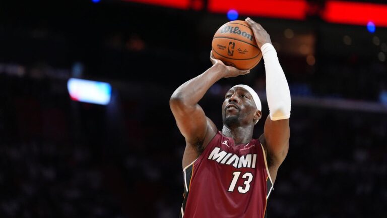 Bam Adebayo von den Miami Heat jubelt auf dem Spielfeld nach seinem historischen 83-Punkte-Spiel in der NBA