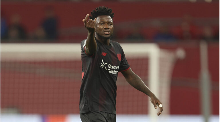 Edmond Tapsoba im Trikot von Bayer 04 Leverkusen am Ball