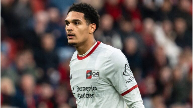 Enttäuschte Spieler Martin Terrier und Jarell Quansah im Trikot von Bayer Leverkusen