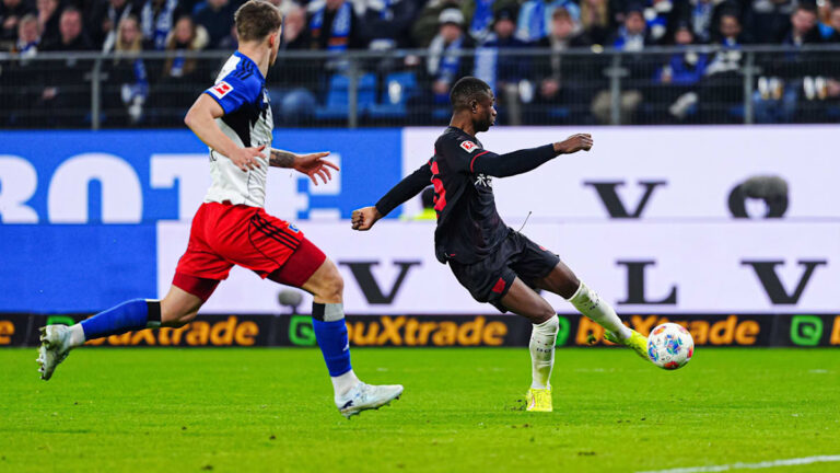 Christian Kofane von Bayer Leverkusen jubelt im Trikot der Werkself nach einem Torerfolg