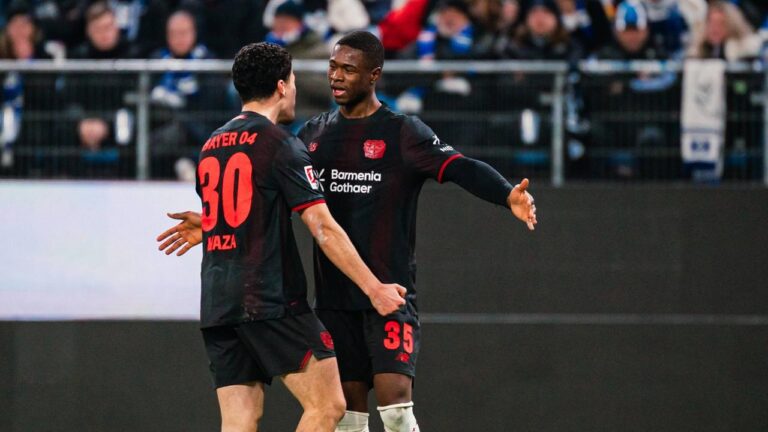 Christian Kofane jubelt nach seinem Führungstor für Bayer Leverkusen gegen den Hamburger SV