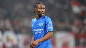 Nathan Tella im Trikot von Bayer Leverkusen bejubelt einen Erfolg auf dem Spielfeld
