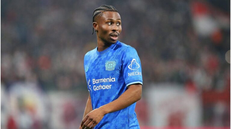 Nathan Tella im Trikot von Bayer Leverkusen bejubelt einen Erfolg auf dem Spielfeld