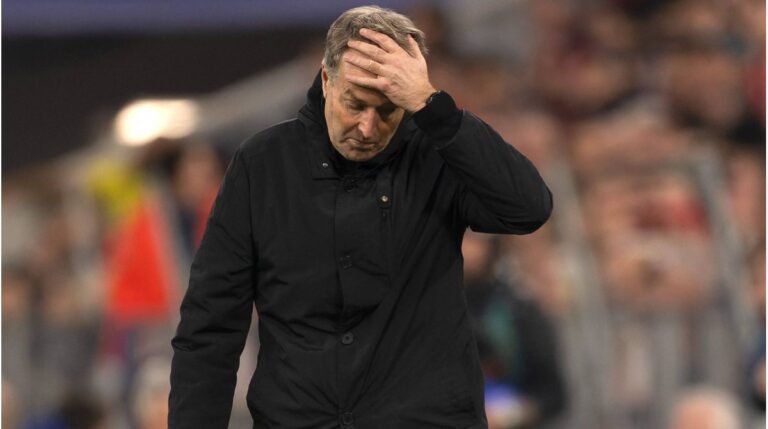 Kasper Hjulmand, Trainer von Bayer Leverkusen, steht nachdenklich am Spielfeldrand während eines Bundesliga-Spiels.