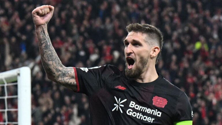 Robert Andrich im Trikot von Bayer Leverkusen blickt fokussiert auf das Spielfeld.