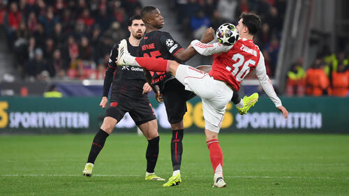 Spieler von Bayer Leverkusen und dem FC Arsenal vor dem Anpfiff in der Champions League