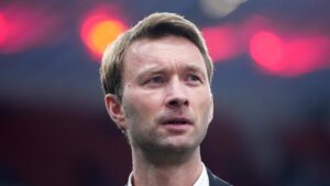 Simon Rolfes gestikuliert am Spielfeldrand beim Champions-League-Spiel von Bayer Leverkusen gegen den FC Arsenal