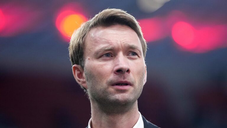 Simon Rolfes gestikuliert am Spielfeldrand beim Champions-League-Spiel von Bayer Leverkusen gegen den FC Arsenal