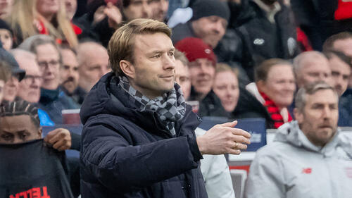 Simon Rolfes von Bayer Leverkusen blickt ernst während eines Interviews im Bundesliga-Stadion.