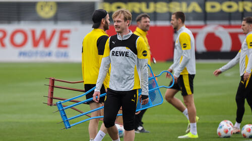 Julian Brandt im Trikot von Borussia Dortmund blickt fokussiert über das Spielfeld