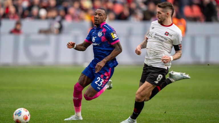 Spieler von Bayer Leverkusen zeigen sich enttäuscht nach dem Unentschieden gegen Mainz 05