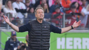 Bayer Leverkusen Trainer Kasper Hjulmand blickt nachdenklich an der Seitenlinie