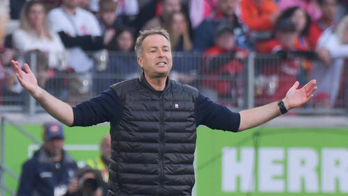 Bayer Leverkusen Trainer Kasper Hjulmand blickt nachdenklich an der Seitenlinie