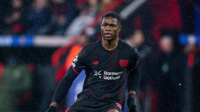 Christian Kofane im Trikot von Bayer Leverkusen blickt fokussiert vor dem Champions-League-Spiel gegen den FC Arsenal.