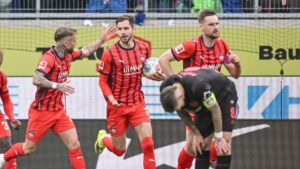 Enttäuschte Spieler von Bayer Leverkusen nach dem Unentschieden gegen den 1. FC Heidenheim