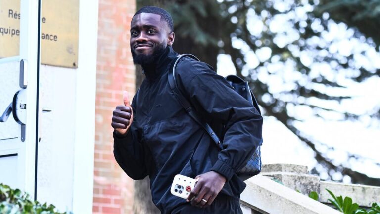 Dayot Upamecano im Trikot des FC Bayern München blickt konzentriert auf dem Spielfeld