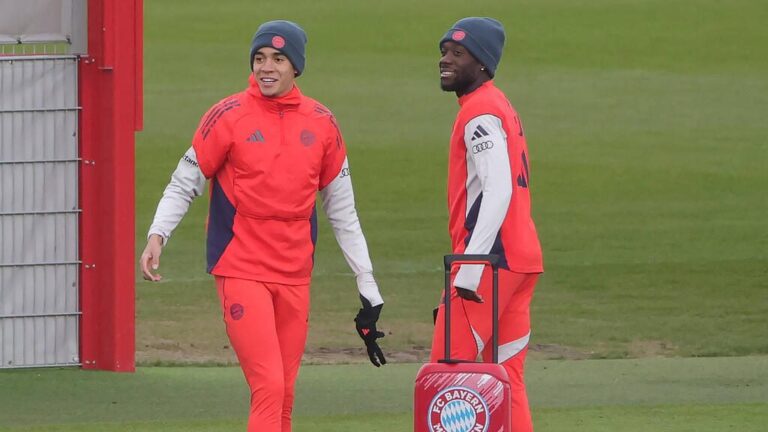 Jamal Musiala und Alphonso Davies beim Training des FC Bayern München an der Säbener Straße