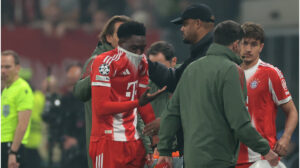 Alphonso Davies verlässt nach seiner Verletzung enttäuscht den Platz beim Champions-League-Spiel in Bergamo.