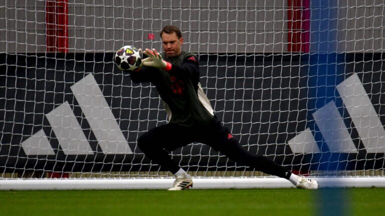 Manuel Neuer im Trikot des FC Bayern München klatscht fokussiert in die Hände