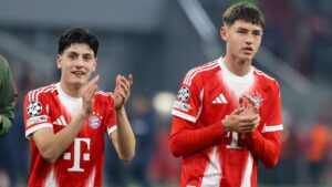 Vincent Kompany an der Seitenlinie des FC Bayern München gibt Nachwuchsspielern taktische Anweisungen.