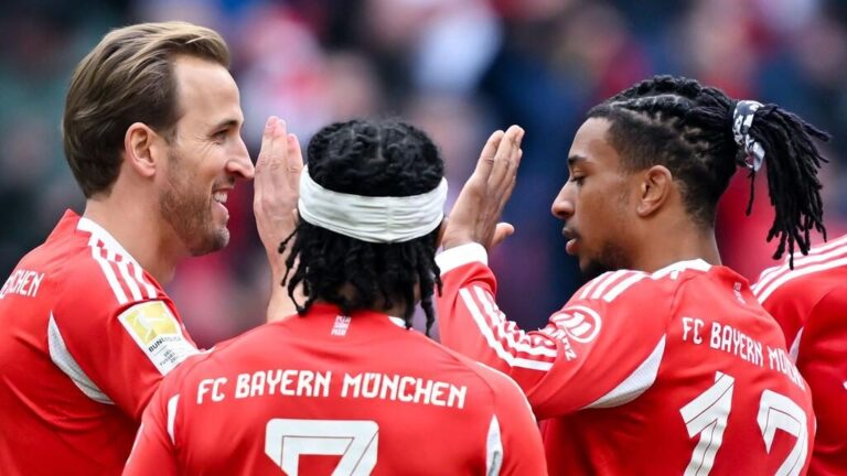 Trainer Vincent Kompany gestikuliert fokussiert an der Seitenlinie des FC Bayern München