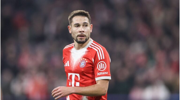 Raphael Guerreiro im Trikot des FC Bayern München gestikuliert während eines Bundesliga-Spiels auf dem Spielfeld.