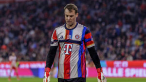 Torwart Manuel Neuer vom FC Bayern München steht nachdenklich auf dem Trainingsplatz