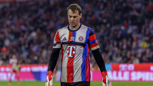 Torwart Manuel Neuer vom FC Bayern München steht nachdenklich auf dem Trainingsplatz