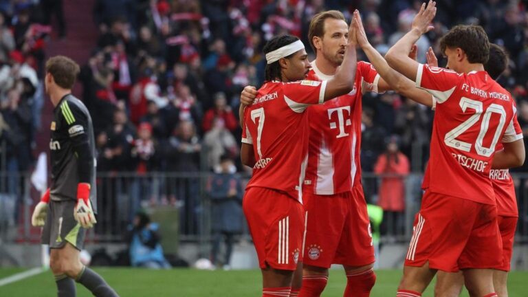 Serge Gnabry vom FC Bayern München jubelt über sein Tor beim 4:0-Sieg gegen Union Berlin in der Bundesliga.