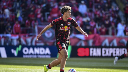 Adri Mehmeti im Trikot der New York Red Bulls im zentralen Mittelfeld auf dem Spielfeld