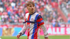 Lennart Karl im Trikot des FC Bayern München jubelt auf dem Spielfeld