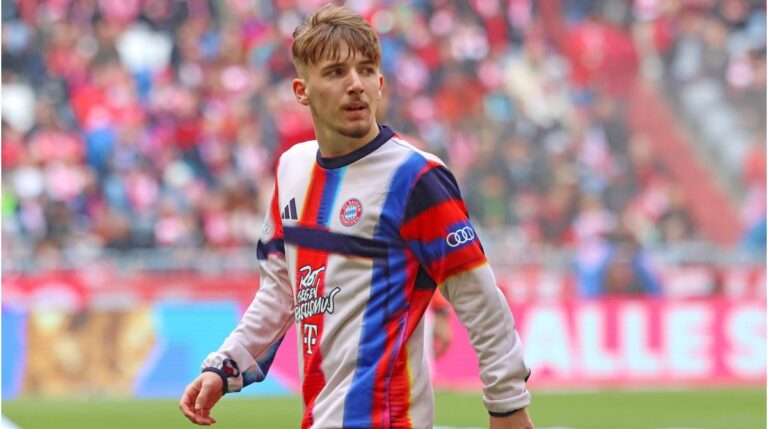 Lennart Karl im Trikot des FC Bayern München jubelt auf dem Spielfeld