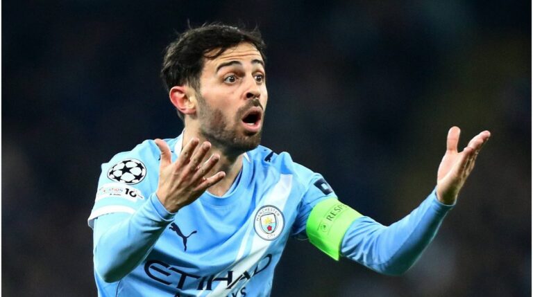 Bernardo Silva im Trikot von Manchester City applaudiert den Fans im Stadion