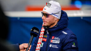 Biathlet Emilien Jacquelin im Wettkampf mit Gewehr auf dem Rücken im Schnee