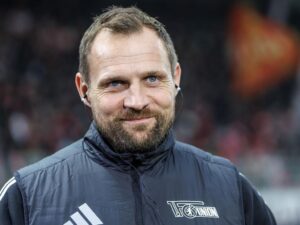 Trainer Bo Svensson gestikuliert an der Seitenlinie, bereit für seine neue Aufgabe beim FC Kopenhagen.