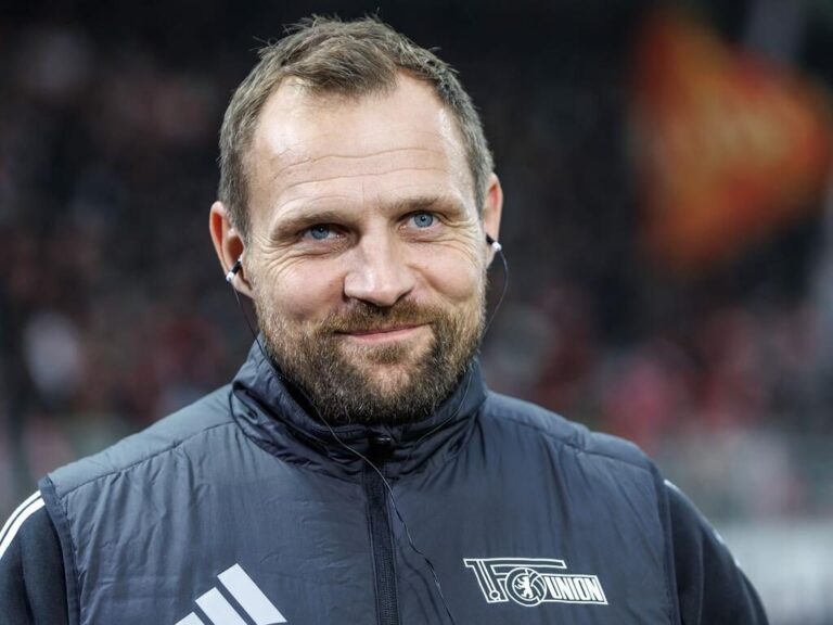 Trainer Bo Svensson gestikuliert an der Seitenlinie, bereit für seine neue Aufgabe beim FC Kopenhagen.