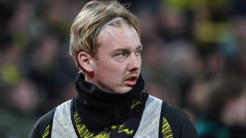 Julian Brandt im Trikot von Borussia Dortmund blickt nachdenklich über das Spielfeld
